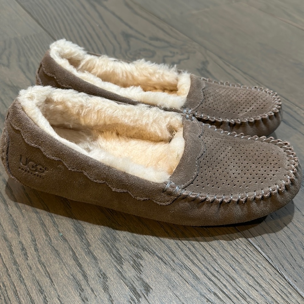 Women’s Ugg Mocassins Sz 7